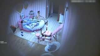 少女大学宝贝展示她紧绷的身体并被肛交