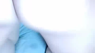 可爱系美少女【小晶晶】一脸呆萌卡哇伊，撩起小背心贫乳，揉搓小穴
