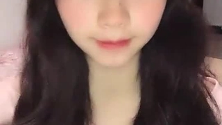 一王二后姐姐和妹妹一块轮坐口活伺候姐夫的鸡巴妹妹的奶子坚挺粉粉的非常诱人