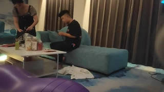 双飞两个身材极品的嫩妹子，两个叠在一起干，几个男的轮流交换着操还爆菊，今晚比神仙还快活