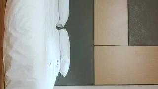 小胸部和紧致的屁股在业余少女身上