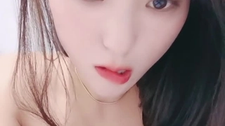 海滩寻求刺激的情侣，公然在浅滩撒狗粮，亲嘴就算了，还掏出鸡巴让女友含进去，看呐口活口活，小孩都走近靠前看乐！