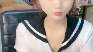 约了个牛仔裙妹子，摸奶舔弄上位骑乘入猛操妹子受不了