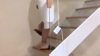 与穿着衣服的娇小业余爱好者的粗暴性爱被撕裂了