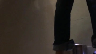 湿透又闪亮的神级竞技泳衣，欣赏可爱萝莉少女穿上竞技泳衣的模样！ AV从换衣服的偷窥开始，享受小胸、巨乳、剃光阴户、卷发、腋下等特写恋物镜头，还有乳液肥皂剧、竞技泳衣颜射等，同时享受衣服齐全。