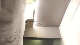 少女在残酷的肛交手指插入后被精液覆盖