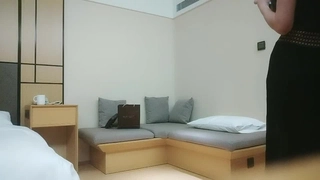 眼镜纹身男约了个妹子酒店啪啪 黑丝足交撕裆后入性感大屁股骑乘大力猛操 很是诱惑喜欢不要错过