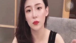 蓝吊带自摸胸诱惑