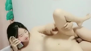 成熟的俄罗斯女人在宿舍房间里被猛烈地操